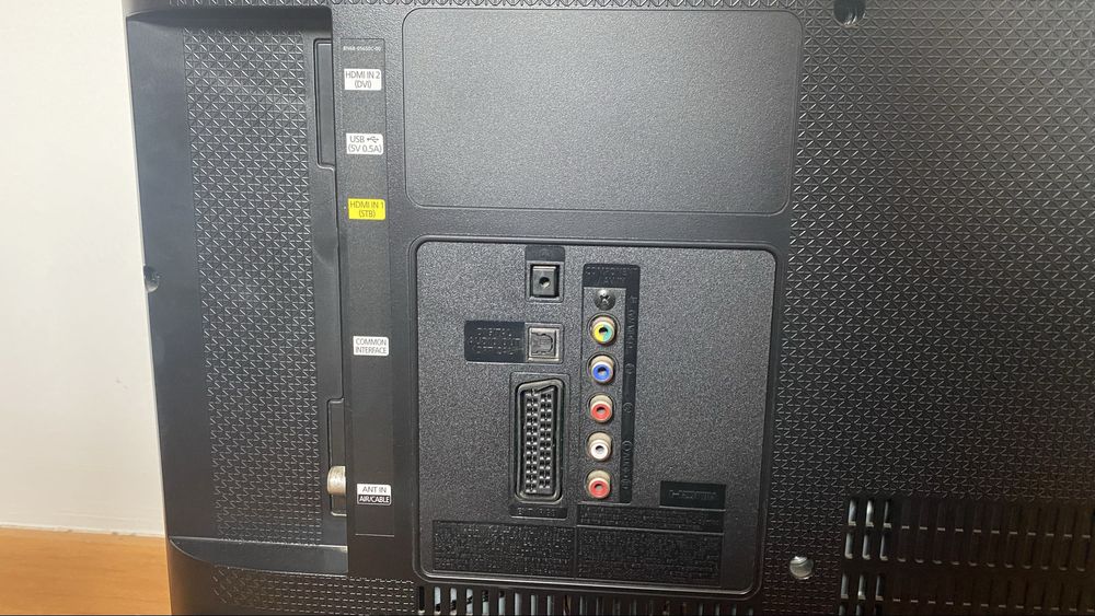 TV Samsung 32” UE32H4000AW com comando original e cabo – Bom estado