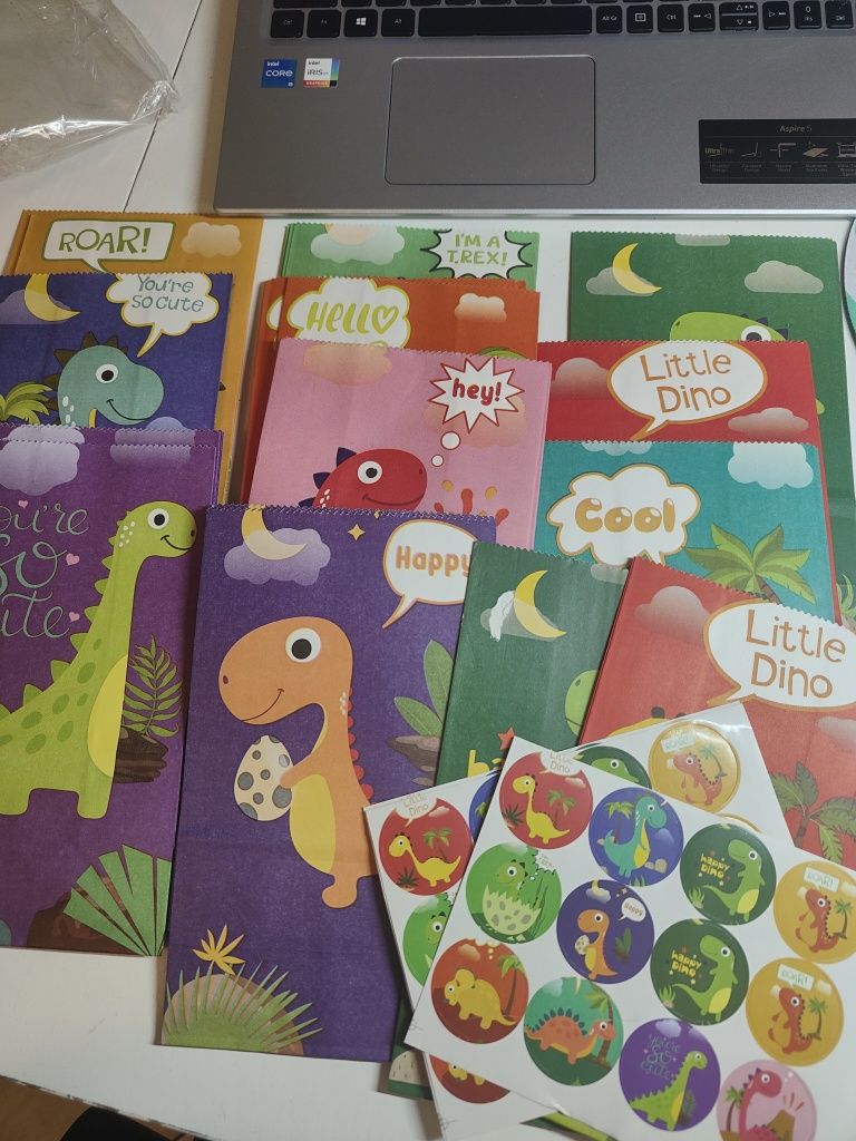 Torebki prezentowe papierowe dla dzieci dinozaury 30szt B77