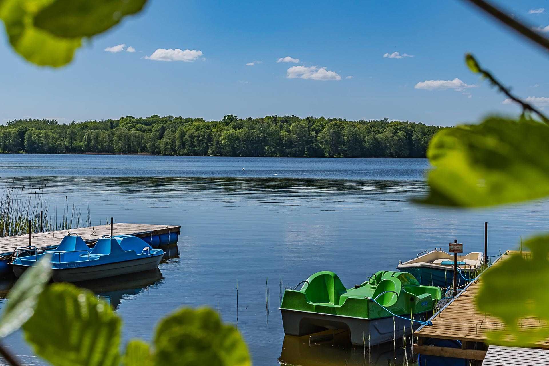 Domek letniskowy nad jeziorem z własną linią brzegową
