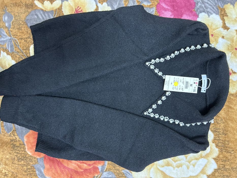 Светр фірми Reserved