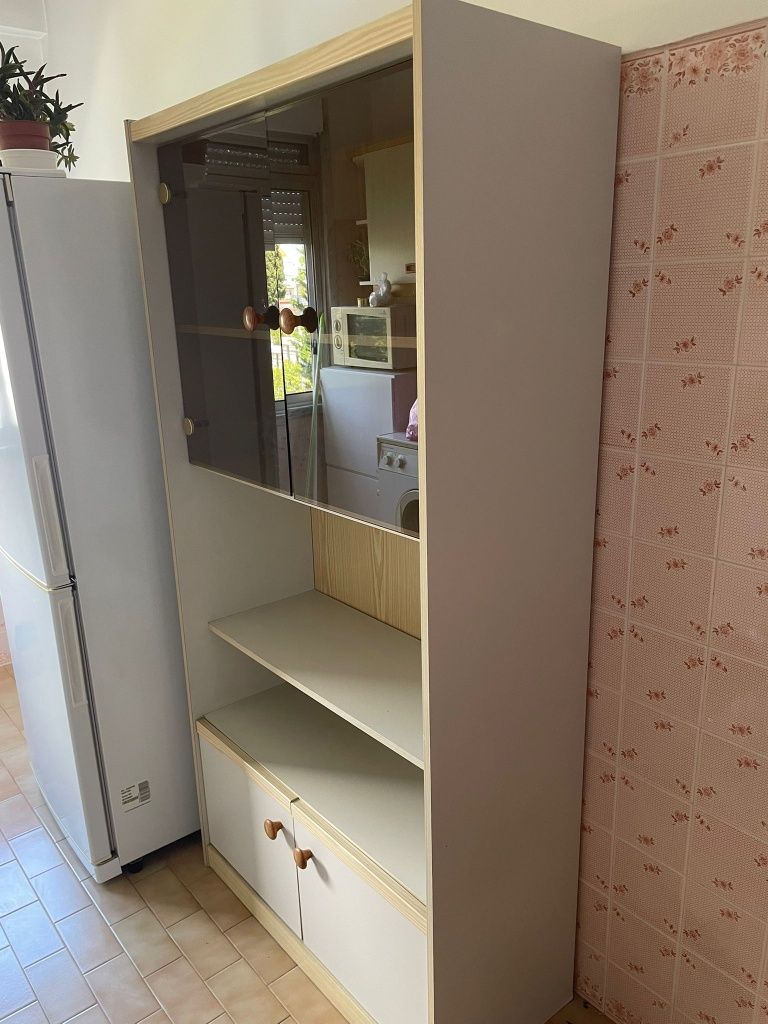 Móvel impecável com estante e porta de vidro