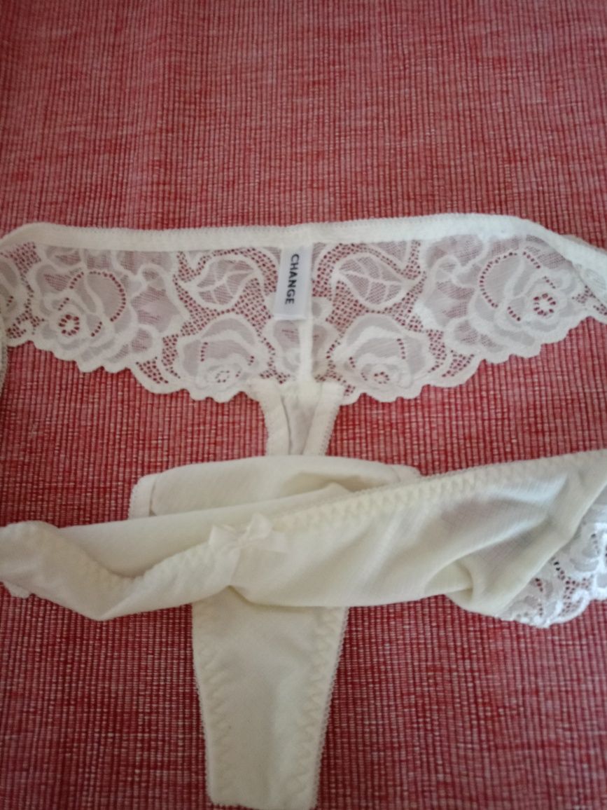 Piękne stringi w lekkim kolorze ecru.