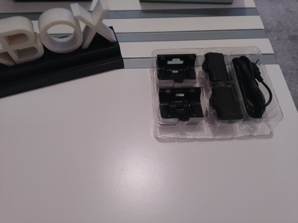 Xbox series x + 2 comandos + baterias + led + halo figure
