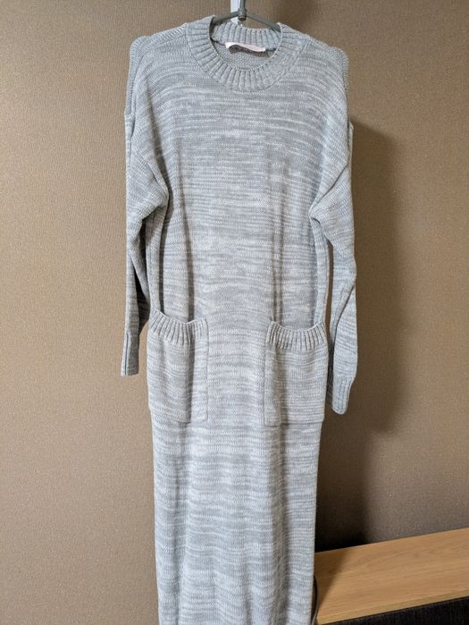 Тепла в'язана сукня сіра