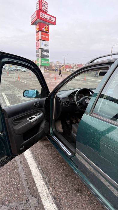 Продаєця автомобіль в хорошому стані