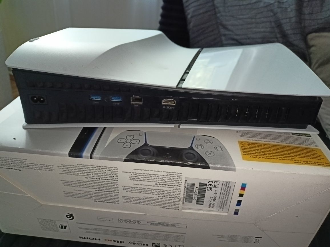 PlayStadion 5 Slim Sony konsola + 2 pady i FIFA 2024
