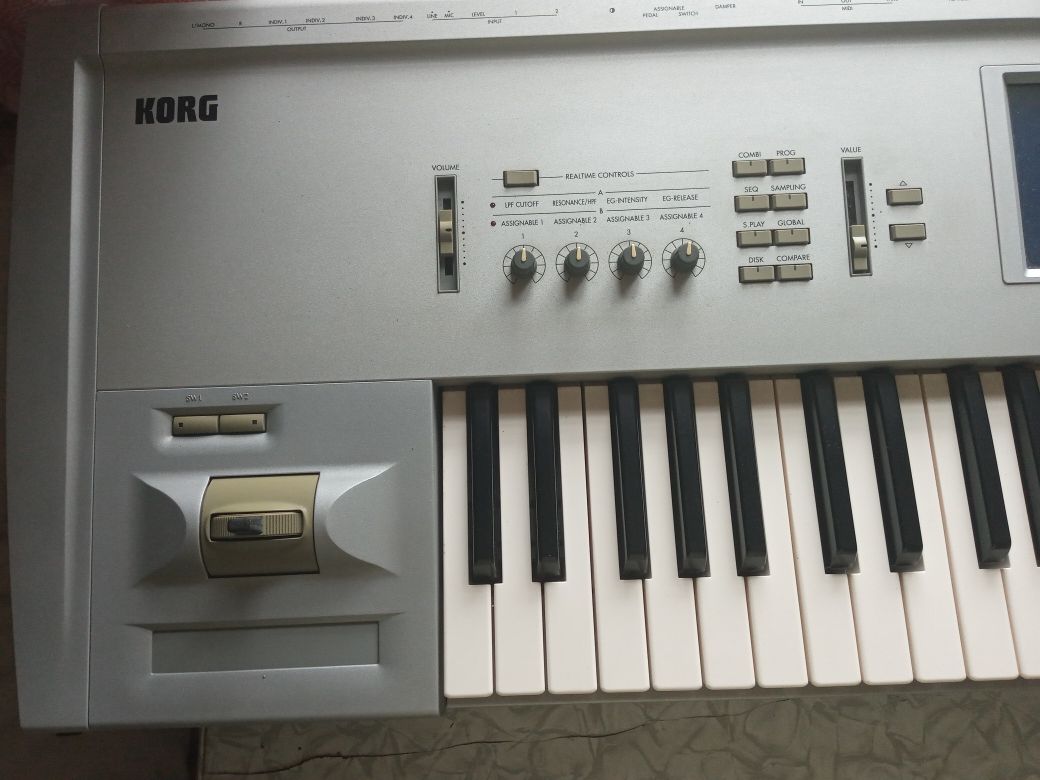 "Korg Triton Classic" (Япония), в отличном раб. и косм. состоянии!