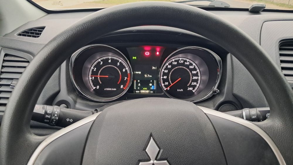 Ładny biały, niski przebieg.