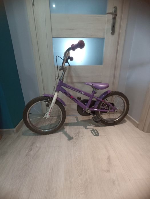 Fioletowy rowerek dziecięcy