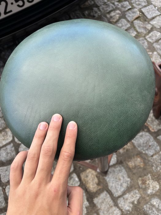 3 Bancos de Mandeira com um assento verde + 1 Mesa De Madeira