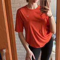 czerwona bluzka sportowa tshirt nike dry fit