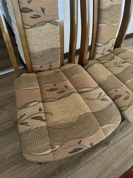 Stół z krzesłami.