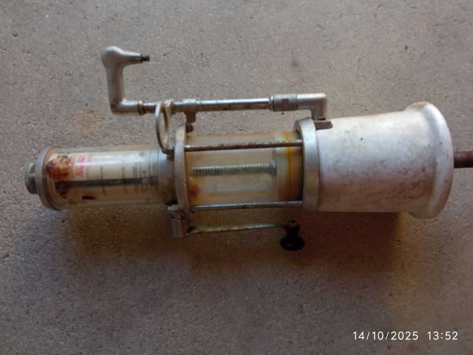 Bomba antiquíssima de medicação e extração do azeite