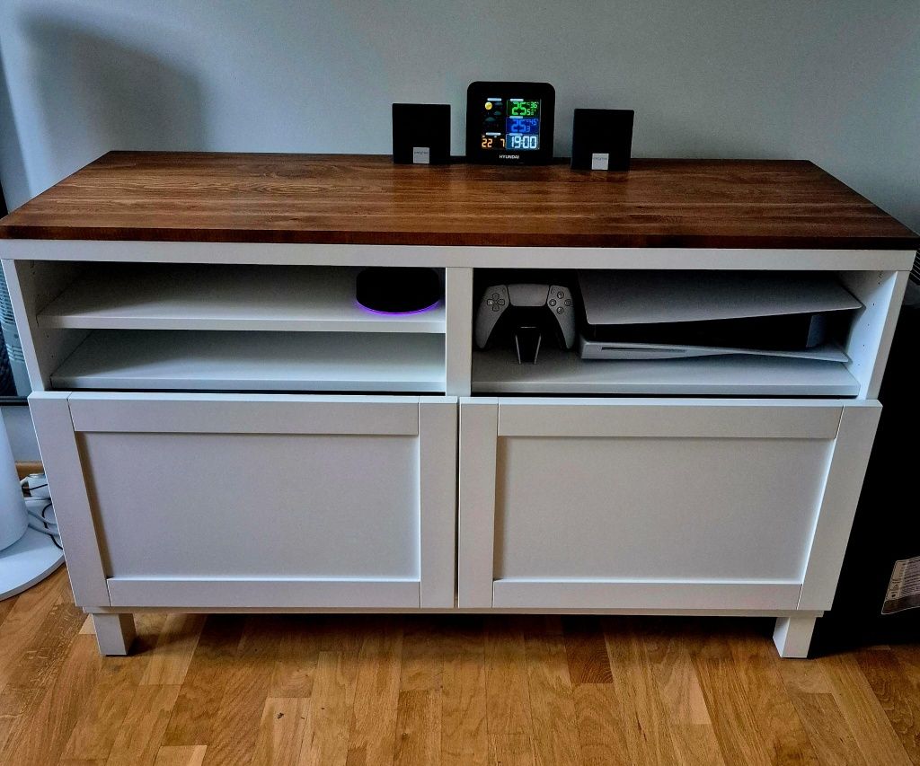 Szafka TV Besta Ikea biała z drewnianym blatem 120x42x74
