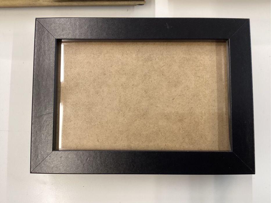 Molduras em madeira douradas + uma de oferta em madeira preta.