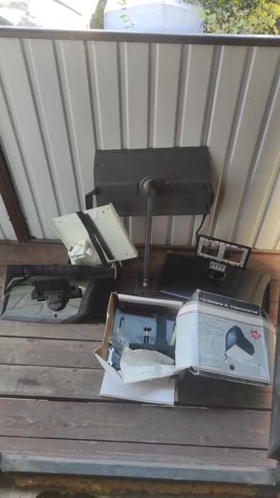 Два телевизора Deweeo ,CUTRONIC. Подставки под телевизор.