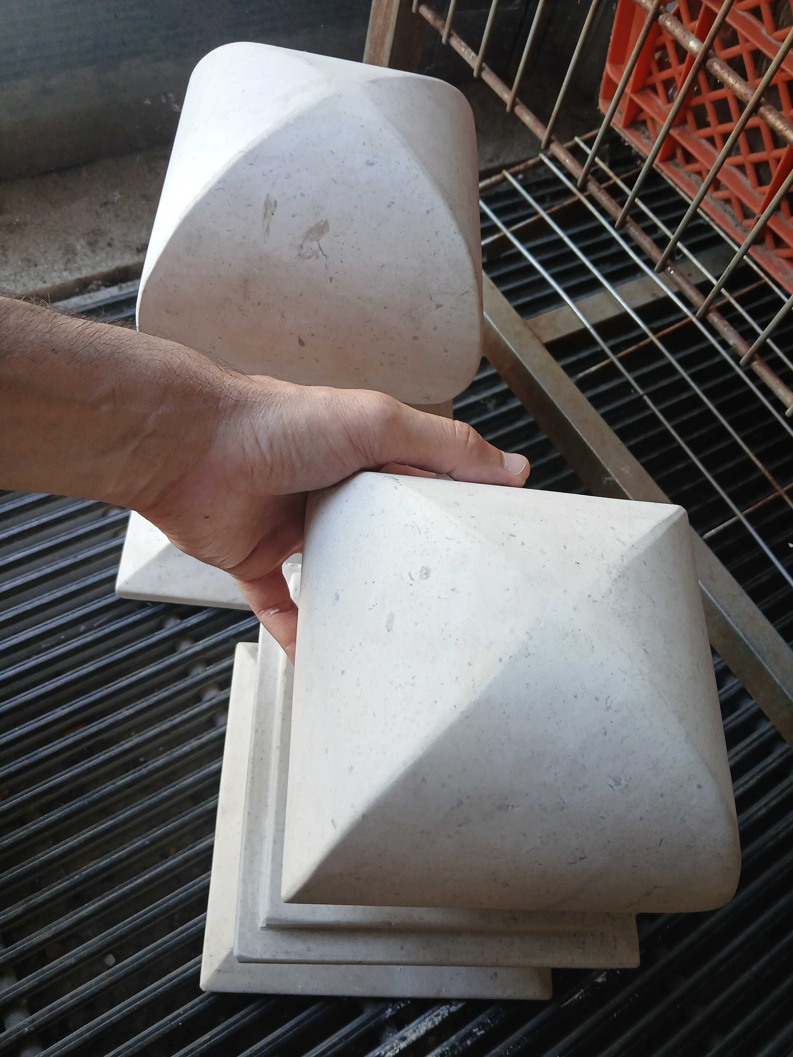 Acabamentos para colunas / pilares em Pedra Esculpida - Branco - Par