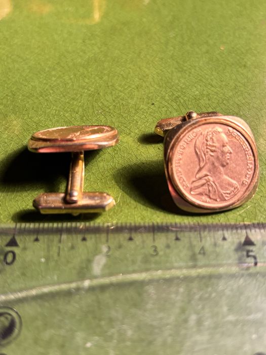 Zabytkowe spinki do mankietów z wizerunkiem cesarzowej Marii Teresy.