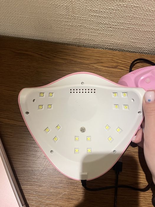 Фрезер та лампа для манікюру рожевого кольору