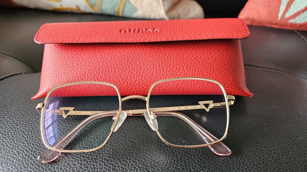 Óculos Guess dourados