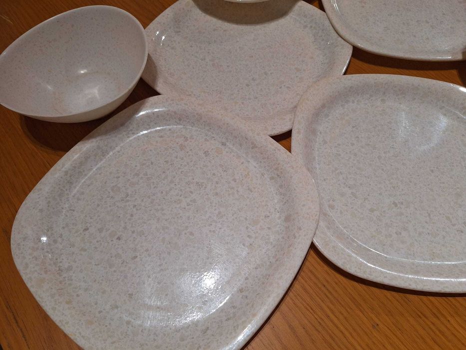 6 Pratos de Plástico de Boa Qualidade e Tigela a Combinar