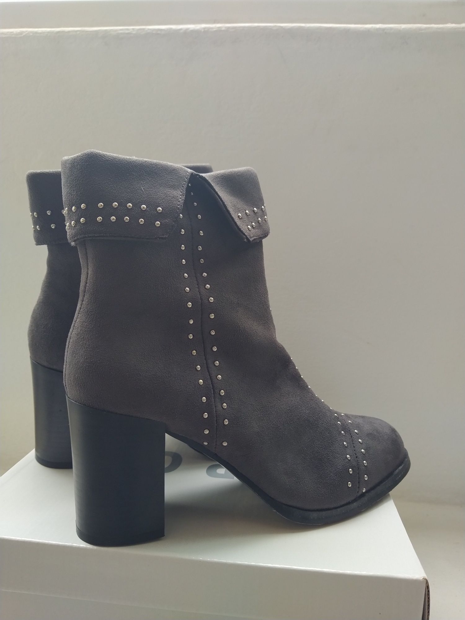 Botas cinzentas com tachas - Tamanho 39 - Novas!