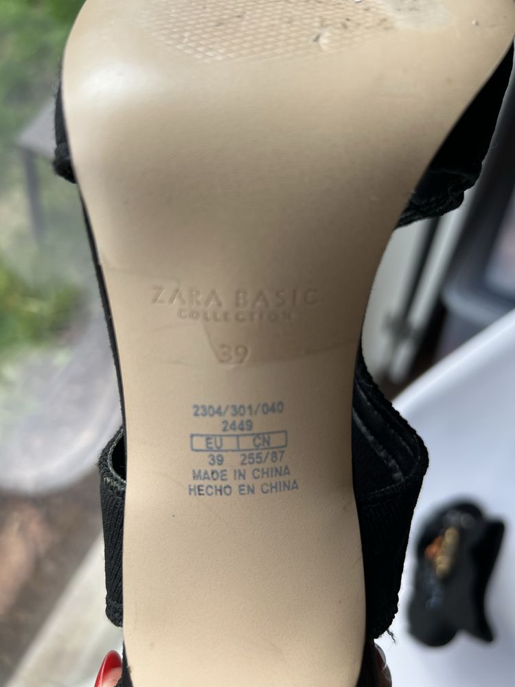 Saltos altos Zara com missangas e lantejoulas