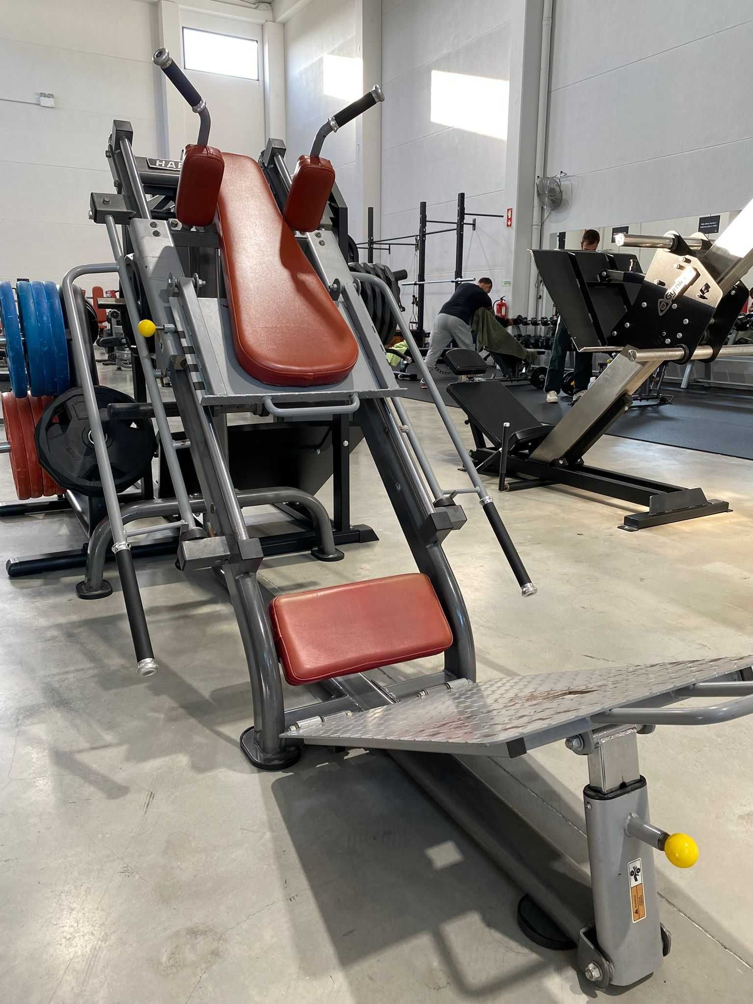 Máquina Dual de Pernas Bodytone (Hack Squat + Prensa 45°)