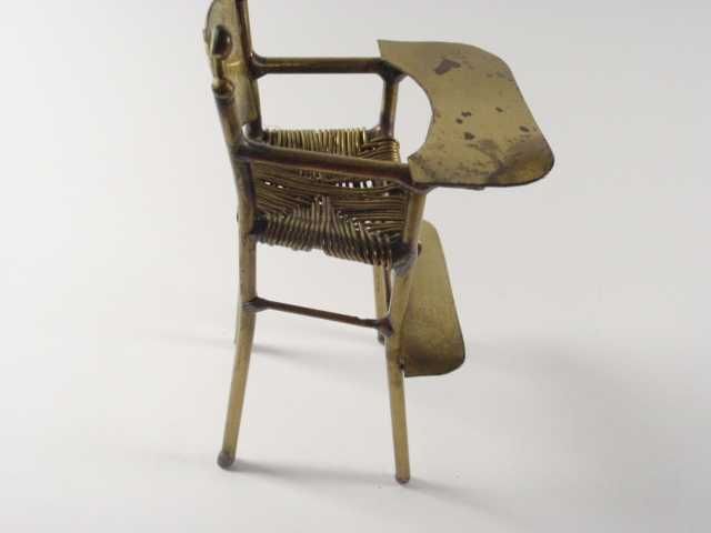 Dla lalek krzesełko.