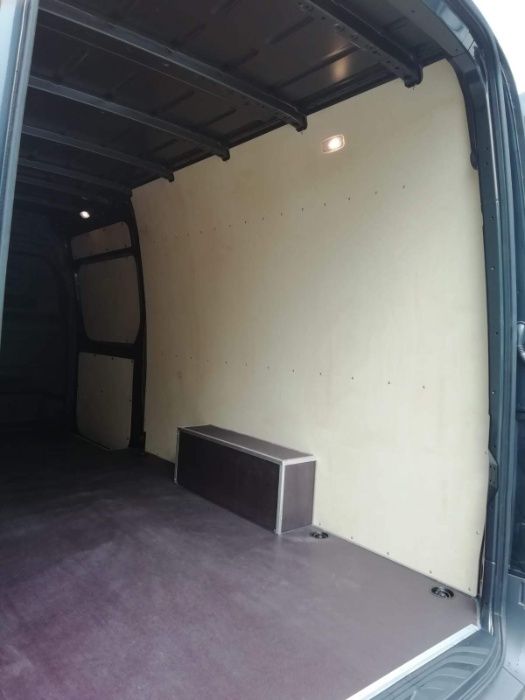 Zabudowa podłogi, boków i drzwi w samochodzie MB Sprinter L3H2