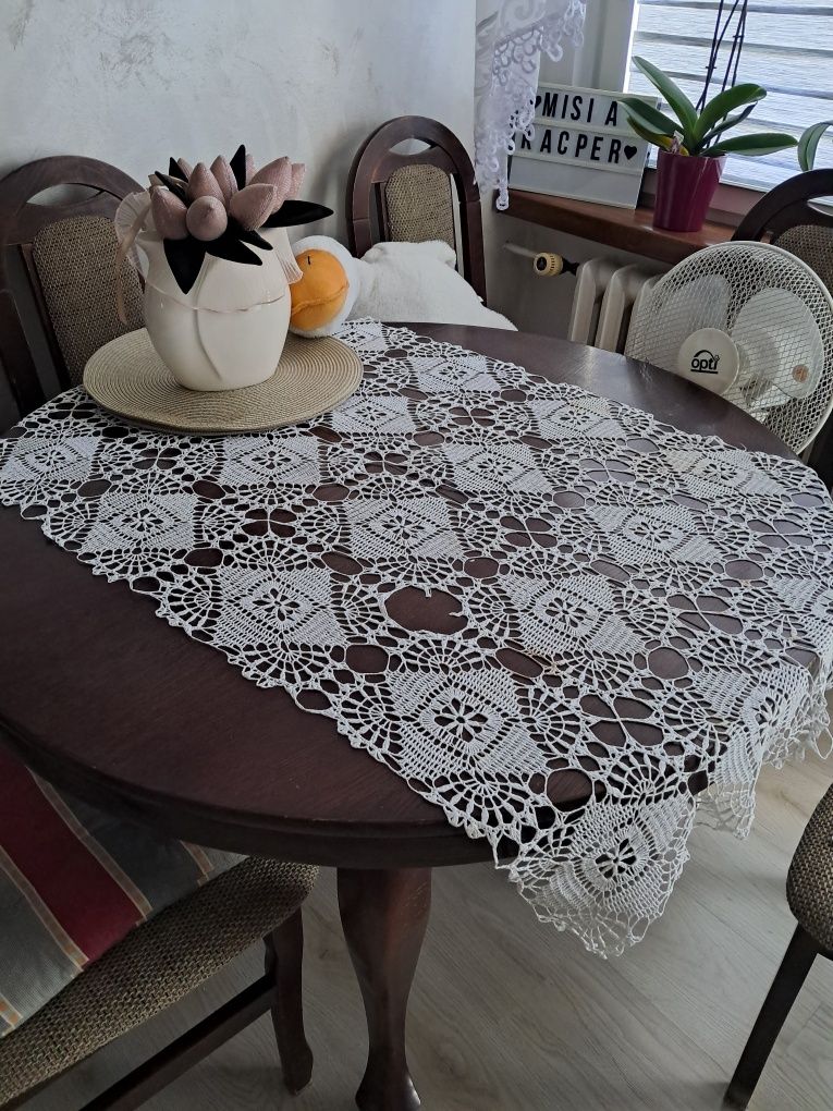 Sprzedal stół i 6 krzeseł