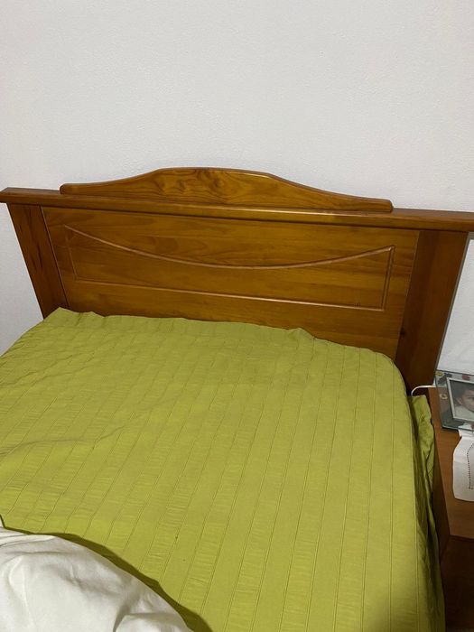 Vende-se Cama de corpo e meio com colchão  em madeira.