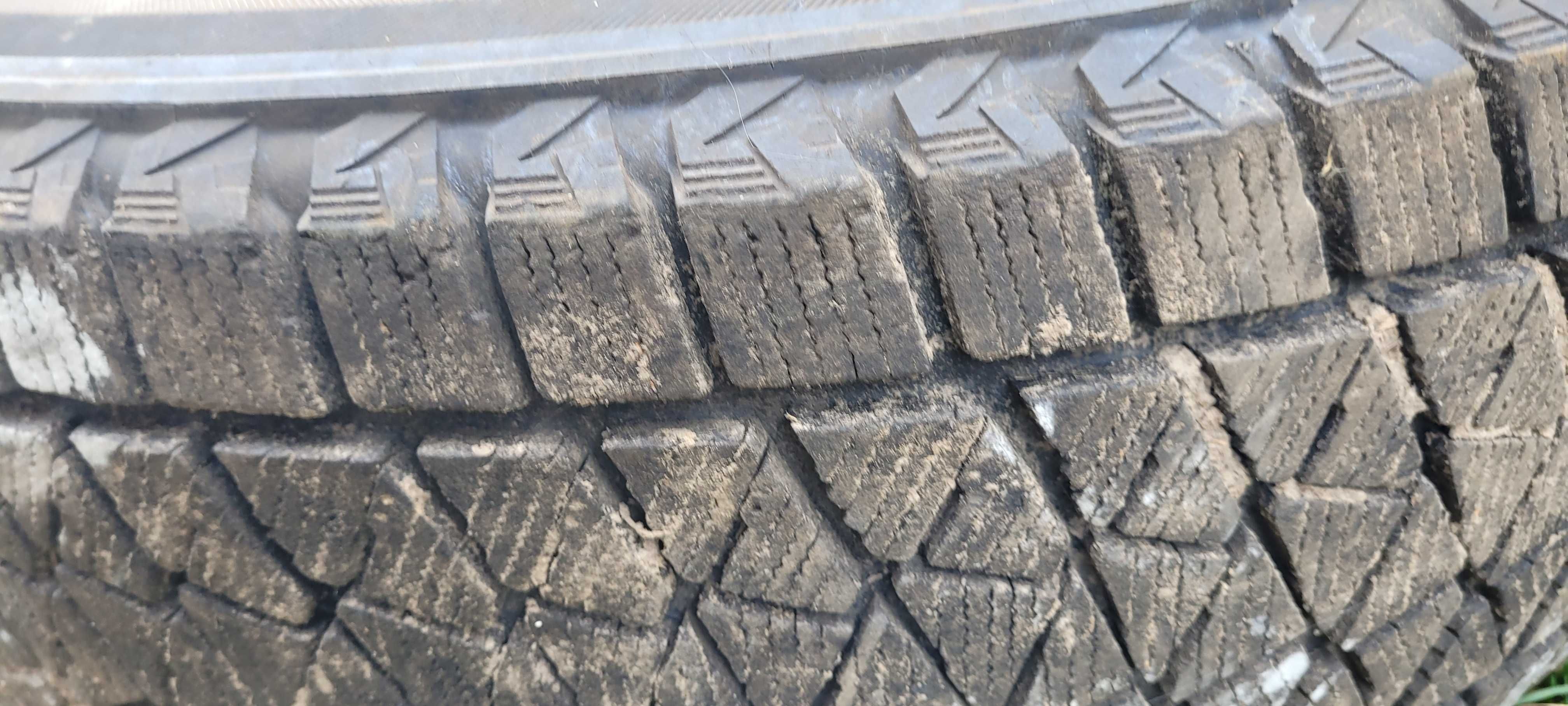 Зимова резина шини BRIDGESTONE Blizzak DM-V2 215/60 R17 4 шини 3000 км