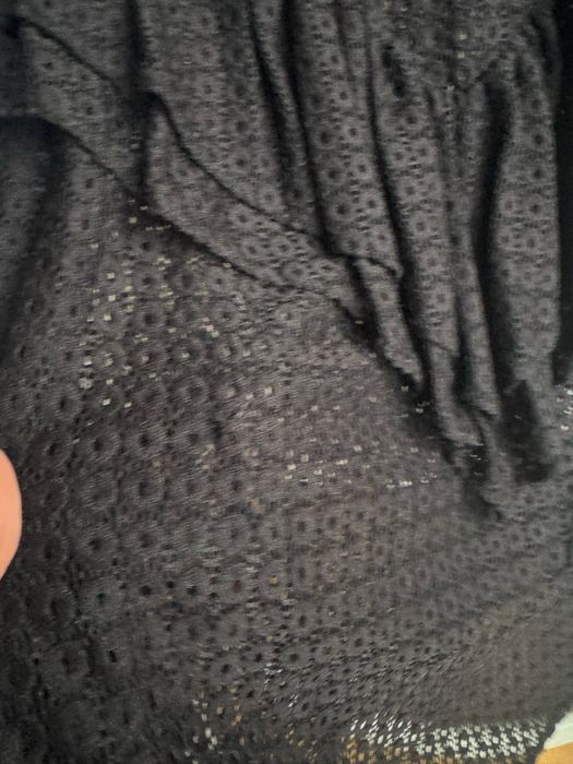 Czarna koszulka z falbanka