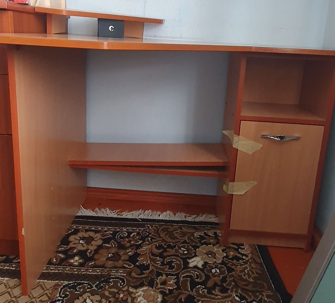 Стіл письмовий/ комп'ютерний