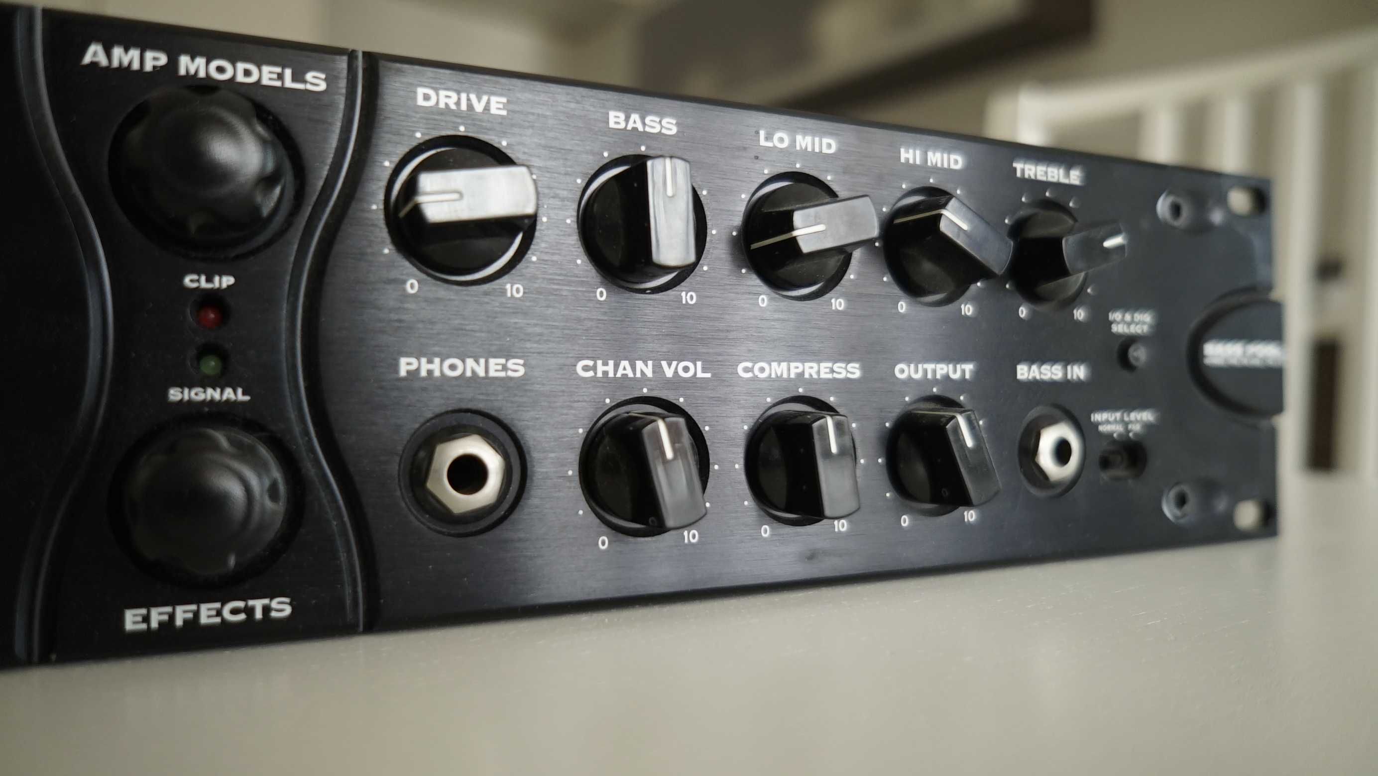 LINE 6 BASS POD XT PRO.