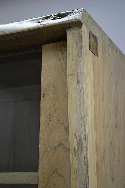 Witryna z drewna akacji, lakierowana, seria LIVE EDGE, II gat. - 40%