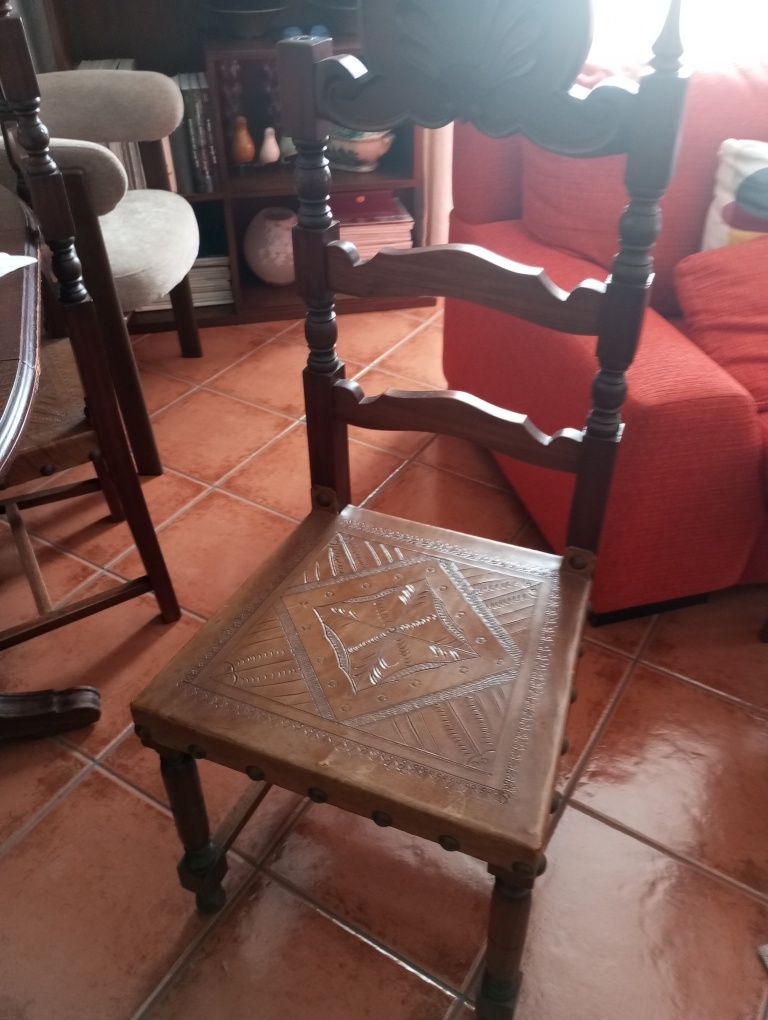 Conjunto de Mesa extensível em madeira e 6 cadeiras