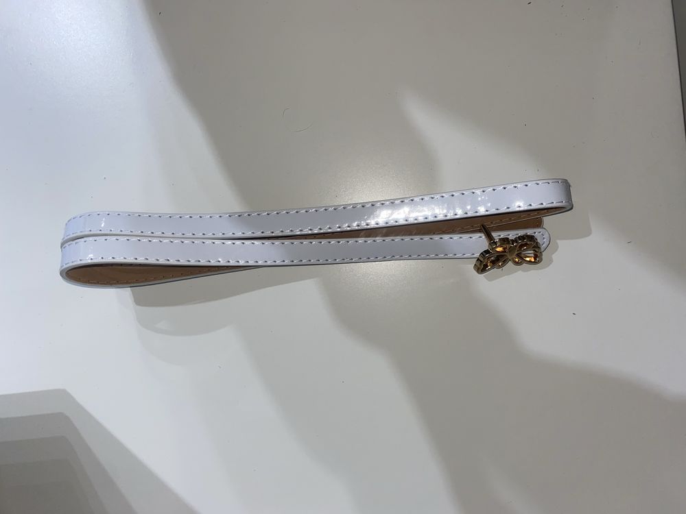 Biały pasek z klamrą motylkiem - elegancki dodatek
