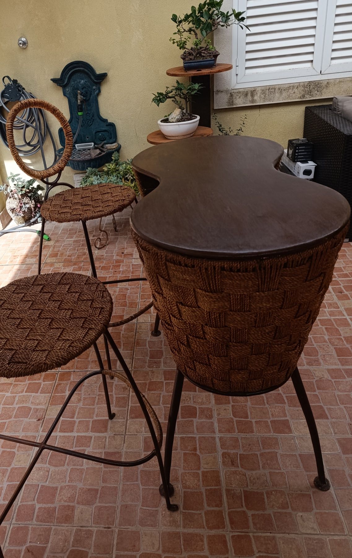 Bar Exótico com 2 bancos altos em ferro forjado e corda. Lindíssimo!