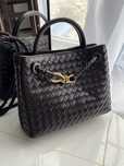 Плетена сумочка в стилі Bottega Veneta.