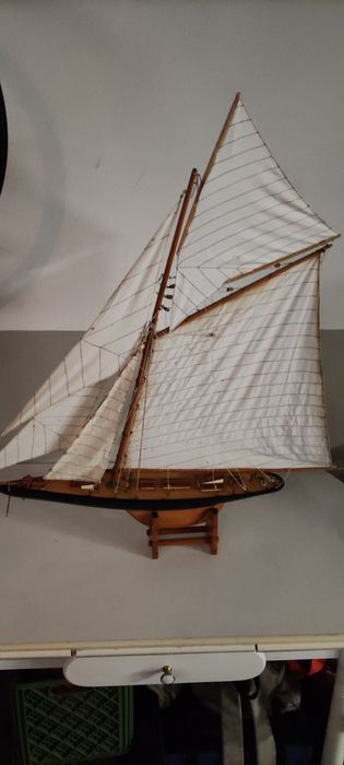 Veleiro decorativo em madeira