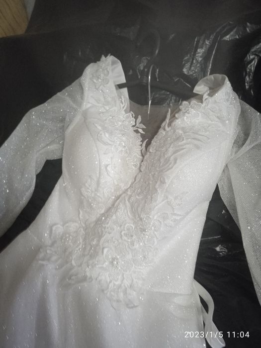 Продам весільну сукню