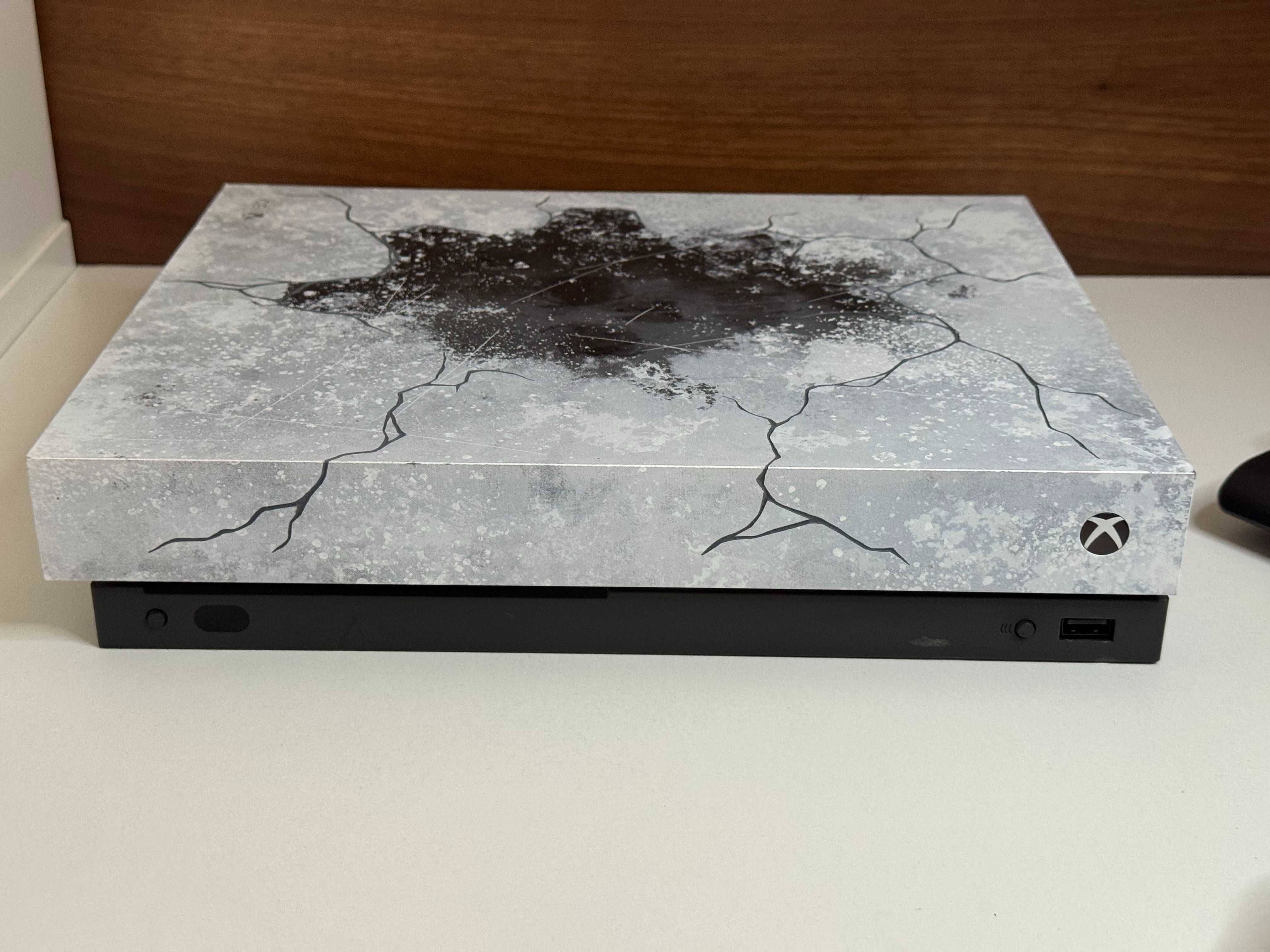 Konsola XBOX ONE X 1TB Metal Gear Solid Edition z Padem i Ładowarką