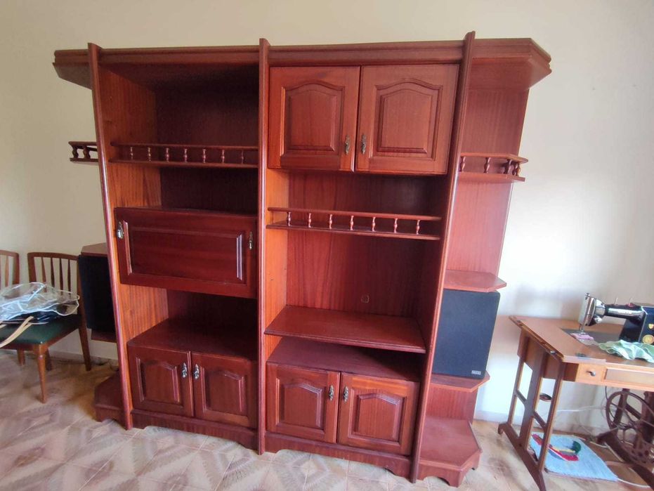 Móvel de sala em bom estado (2,4m comprimento x 2m altura)