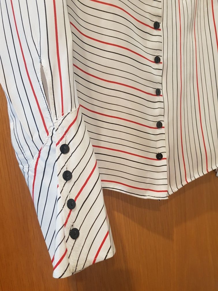 Camisa acetinada às riscas da Mango