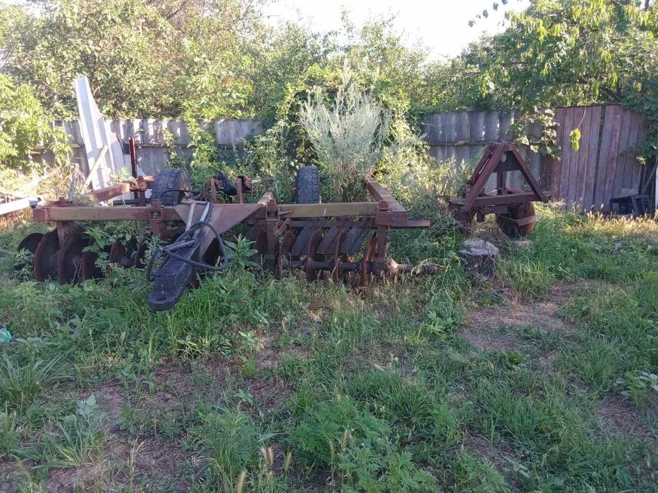 В продаже МТЗ-80. Диска.культиватор.плуг .опрыскиватель.