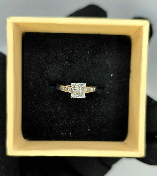 Кольцо с бриллиантами формы принцесса