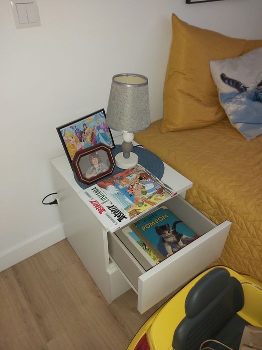 Mesa cabeceira branca