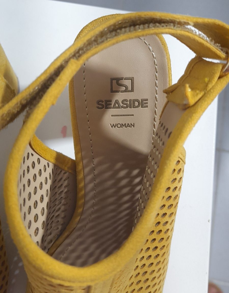 Sandalias amarelas